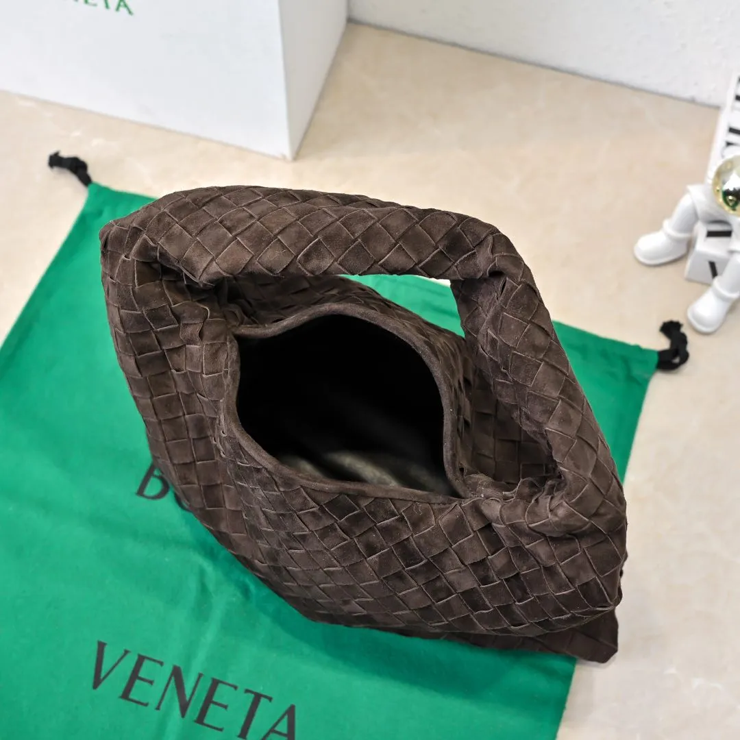 Batch 1860 #Bv new small HOP bag-nubuck leather is here! The bag body and handles are made of a whole piece of woven leather. The bag body is soft and lazy. Hop symbolizes the praise of innovation and eternal craftsmanship [love]. The pyramid silhouette combines practicality and fashion. It is modern and casual. The double-sided closure design of the bag mouth is more convenient and safe! The cowhide texture also makes the bag more wear-resistant and durable. A must-have for fashionable ladies who like minimalism yet comfortable and casual! Size: 41x20.5x7.5, Model: 3966#一